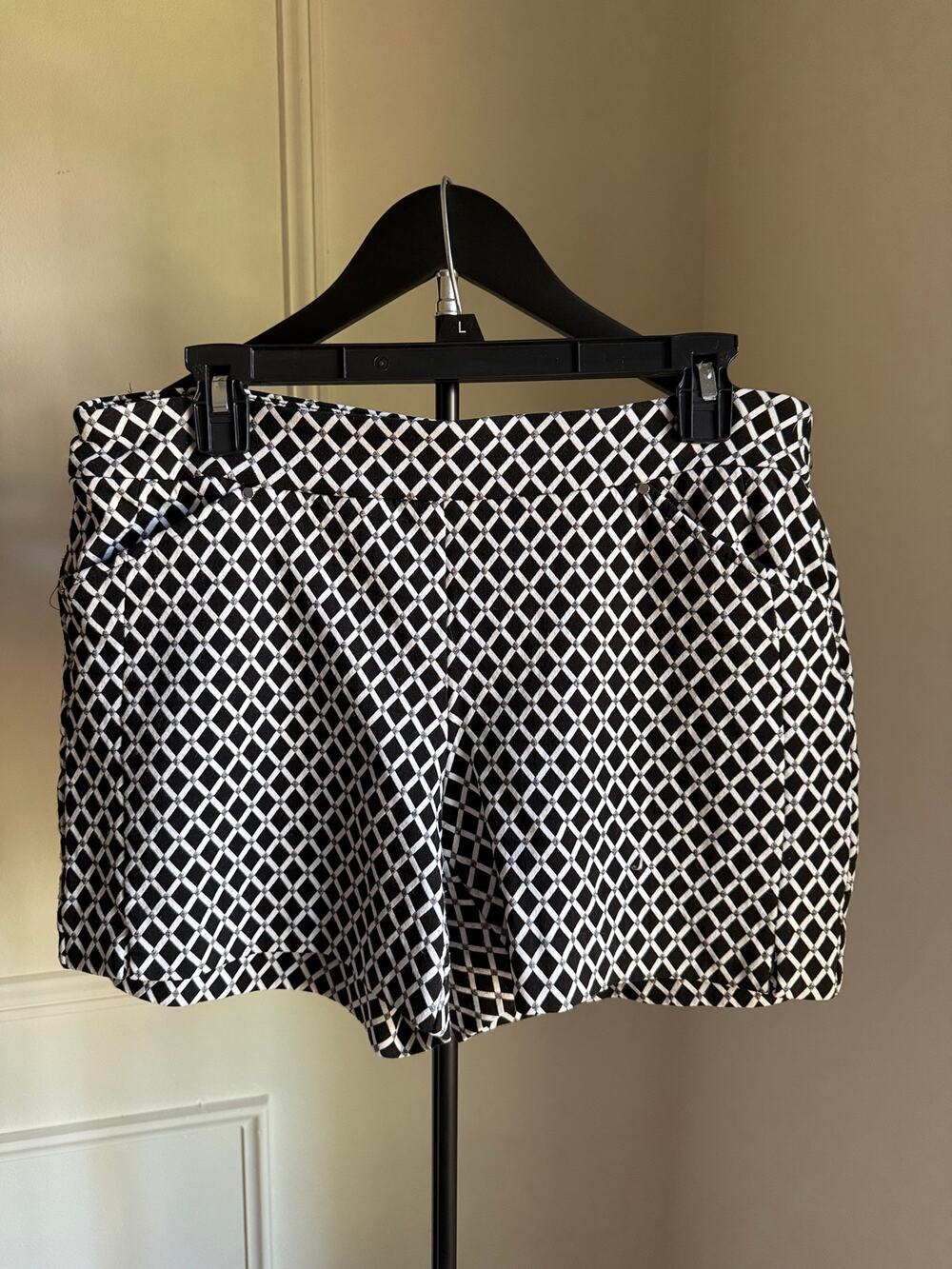 INC International Concepts Black & White Geometric Shorts Size 10